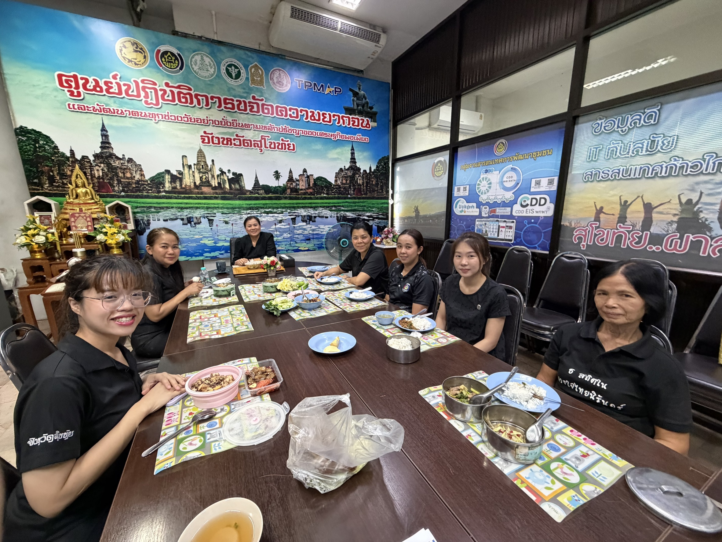 พช.สุโขทัย จัดกิจกรรมรับประทานอาหารกลางวันร่วมกัน ภายใต้แนวคิด “หิ้วปิ่นโต ใช้ถุงผ้า ลดโฟม” รักษ์โลกด้วยกัน